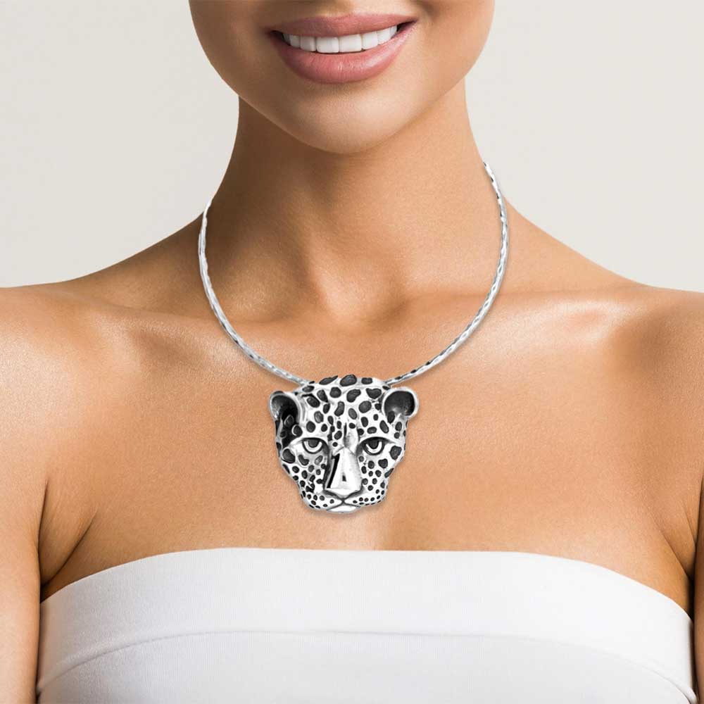 Jaguar-Silver-Pendant-with-model-Nueve-Sterling