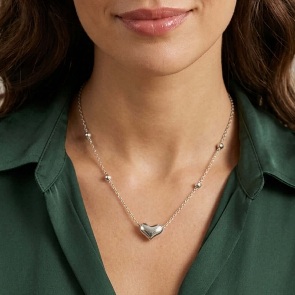 A model wearing the short 44 cm artisan silver heart chain necklace.