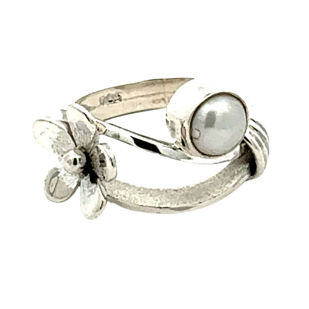 Handcrafted 925 silver flower ring with central pearl accent by Daniel Gutierrez.