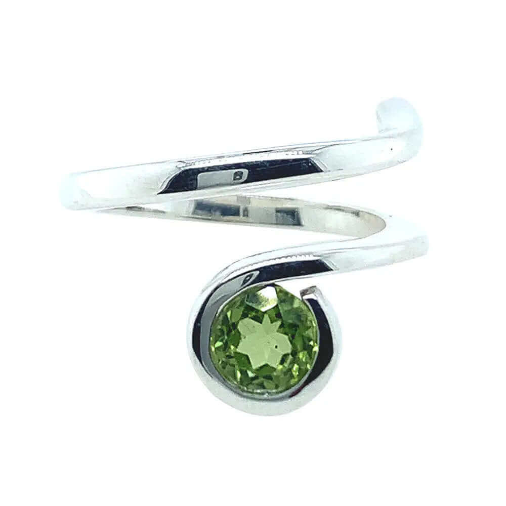 Curved-Silver-Ring-With-Peridot-front-Nueve-Sterling