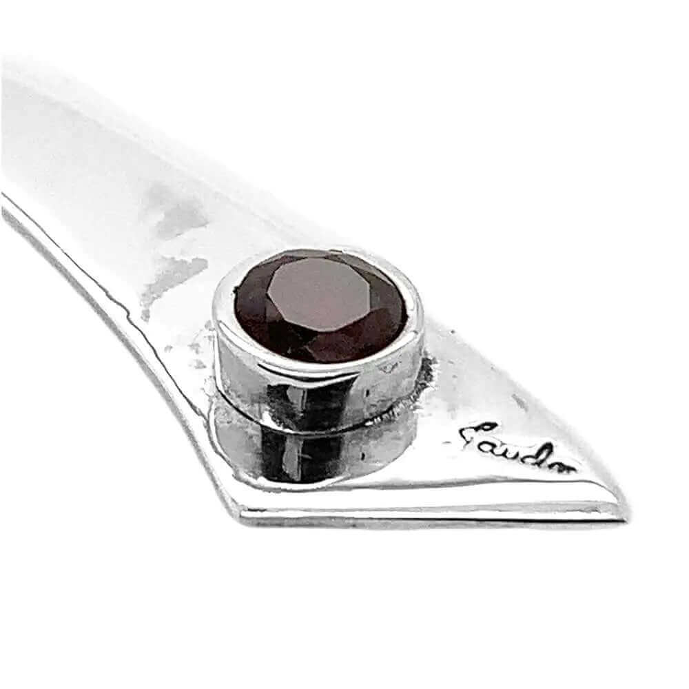 %product Garnet Stylized Silver Pendant Nueve Sterling