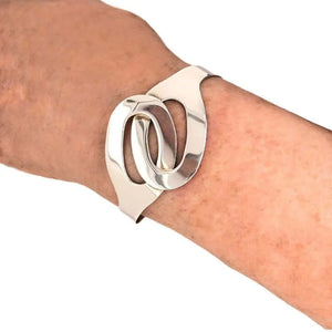 Interlaced Ovals Silver Cuff-Bracelet with model - Nueve Sterling