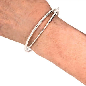 Interlocked Silver Bangle with model - Nueve Sterling