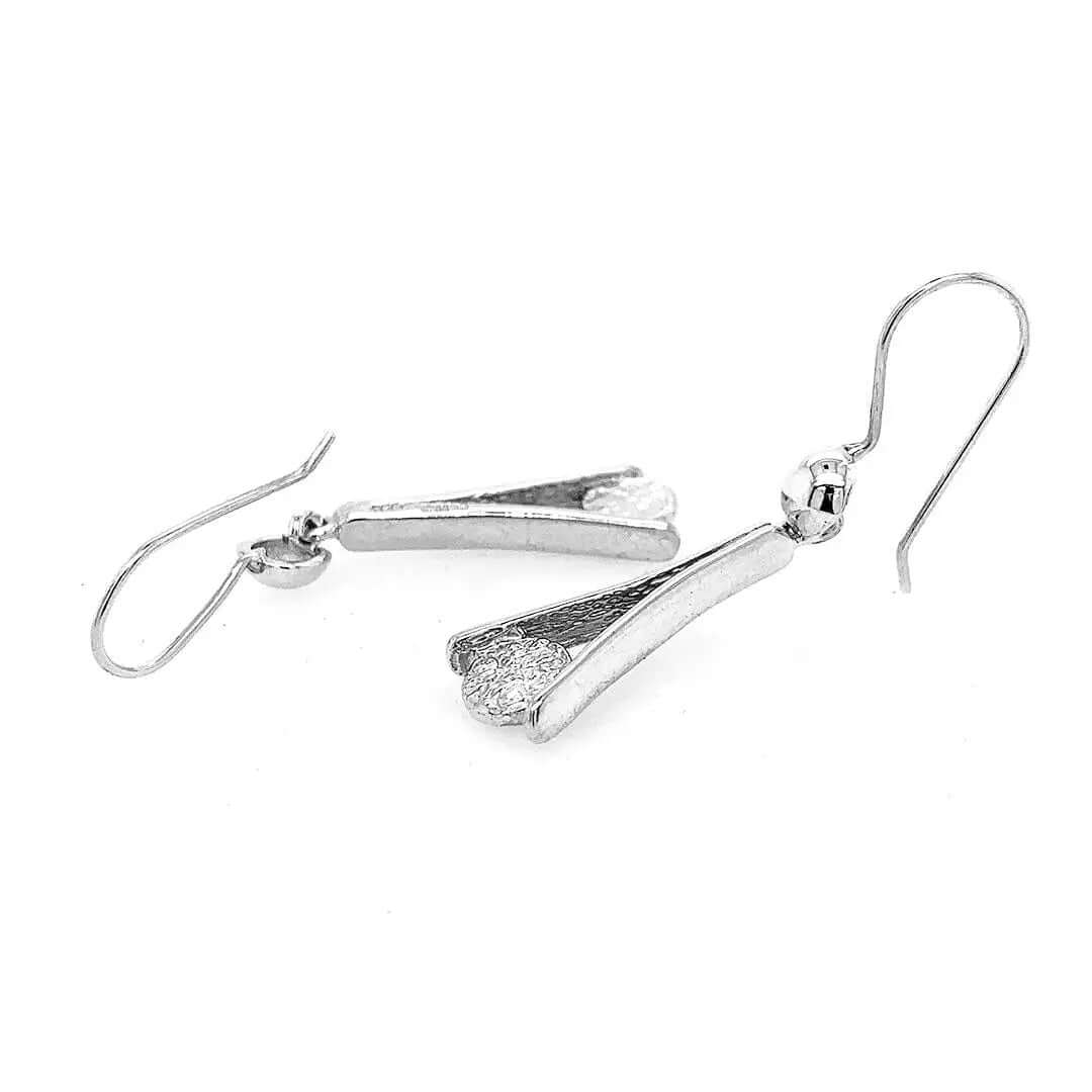 Long Stylized Earrings With Circle In Silver flat - Nueve Sterling