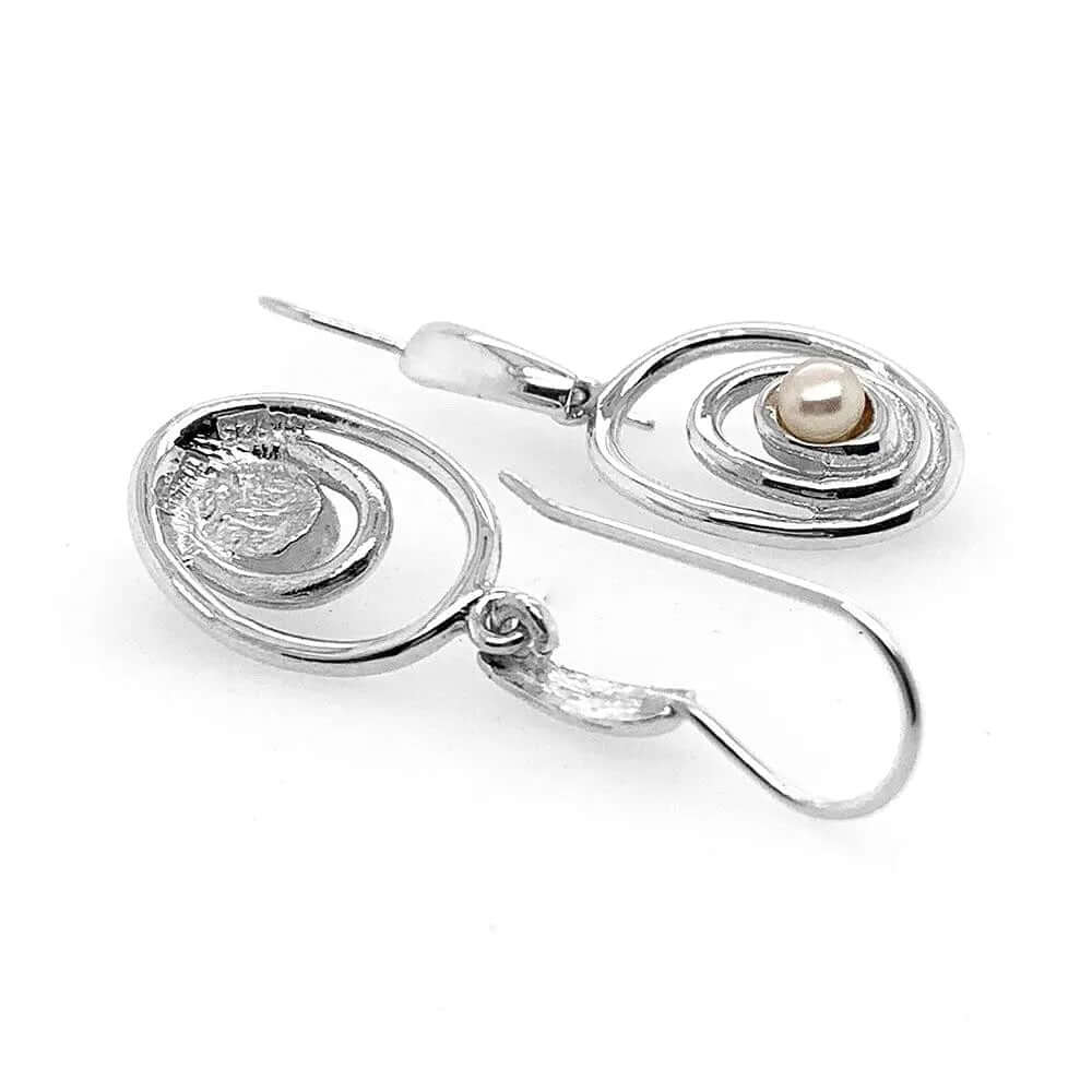 ct Oval Earrings In Silver With Pearl flat - Nueve Sterling