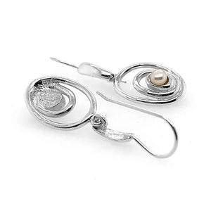 ct Oval Earrings In Silver With Pearl flat - Nueve Sterling