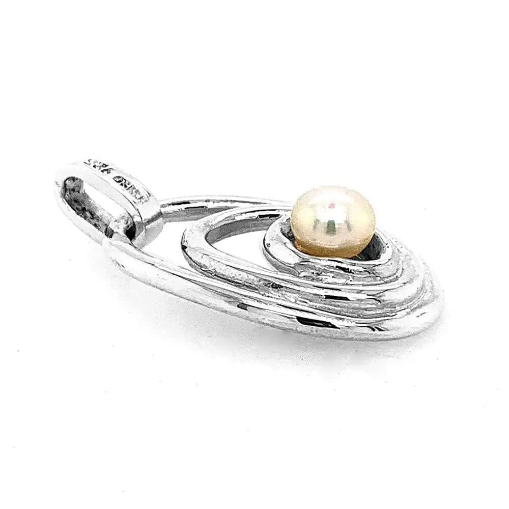 Oval Pendant In Silver With Pearl flat - Nueve Sterling
