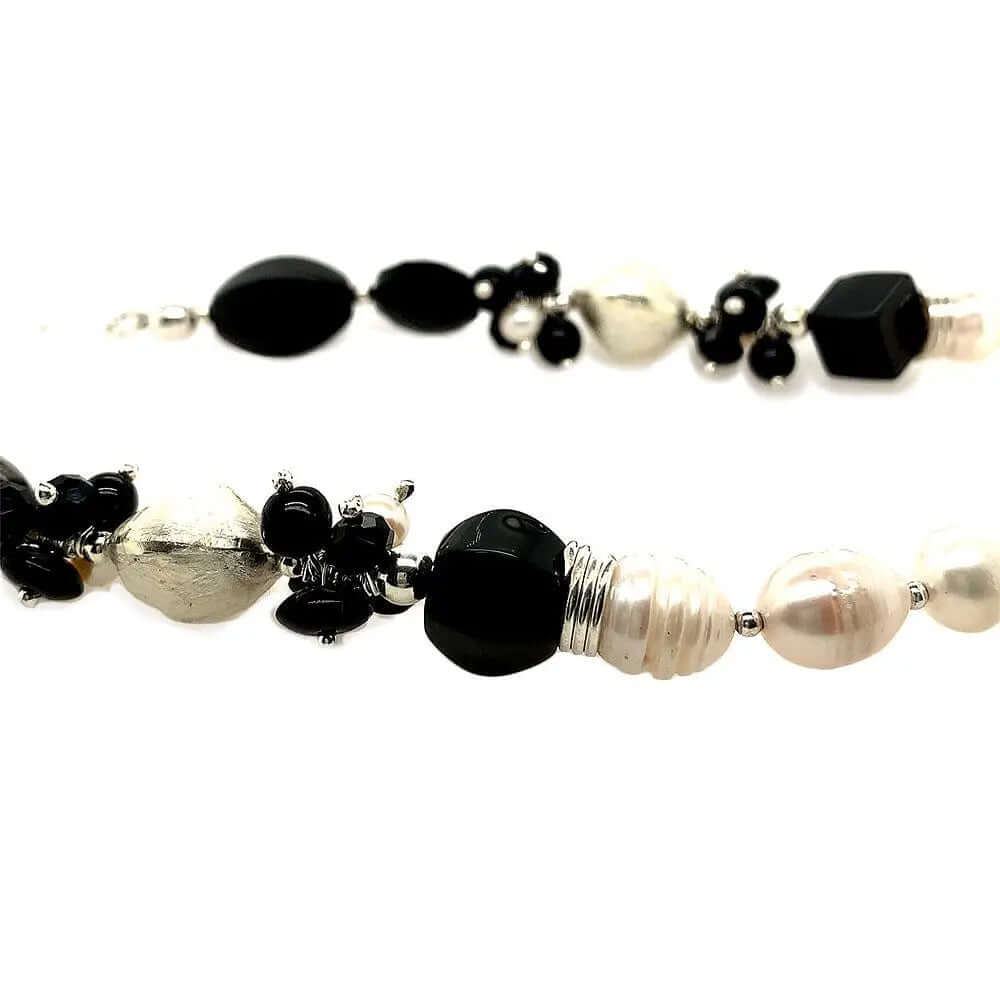Silver Necklace With Onyx And Pearls detail - Nueve Sterling