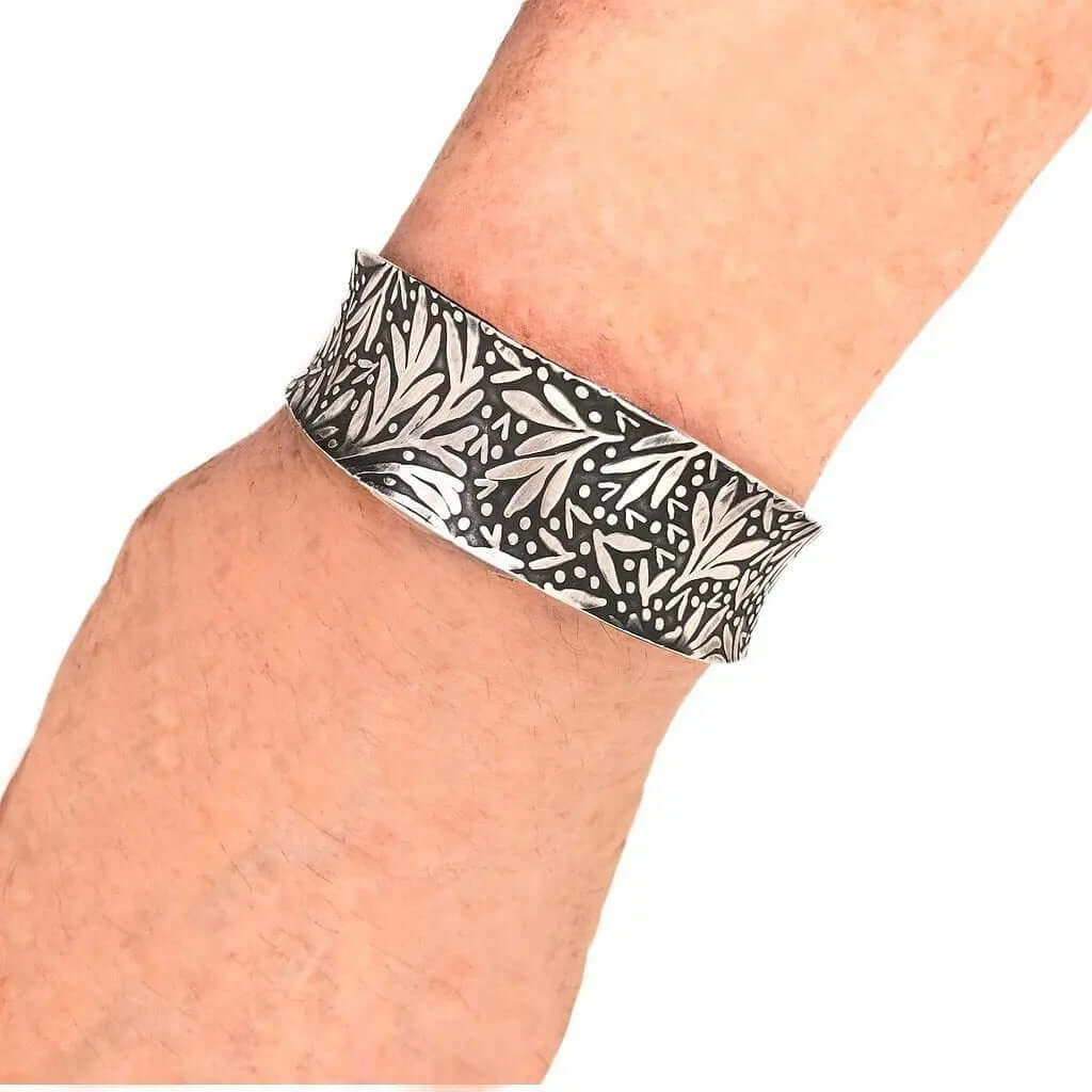 Small Niello Silver Cuff-Bracelet with model - Nueve Sterling
